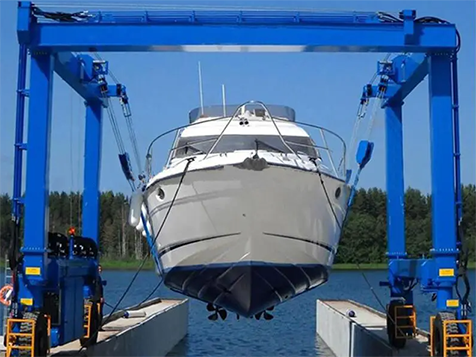 輪胎式游艇搬運(yùn)起重機(jī)