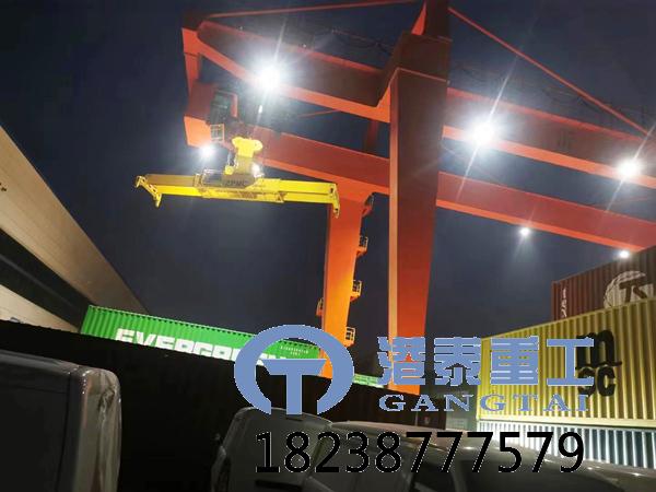 輪胎游艇搬運機(jī)實現(xiàn)轉(zhuǎn)運方向靈活的方法